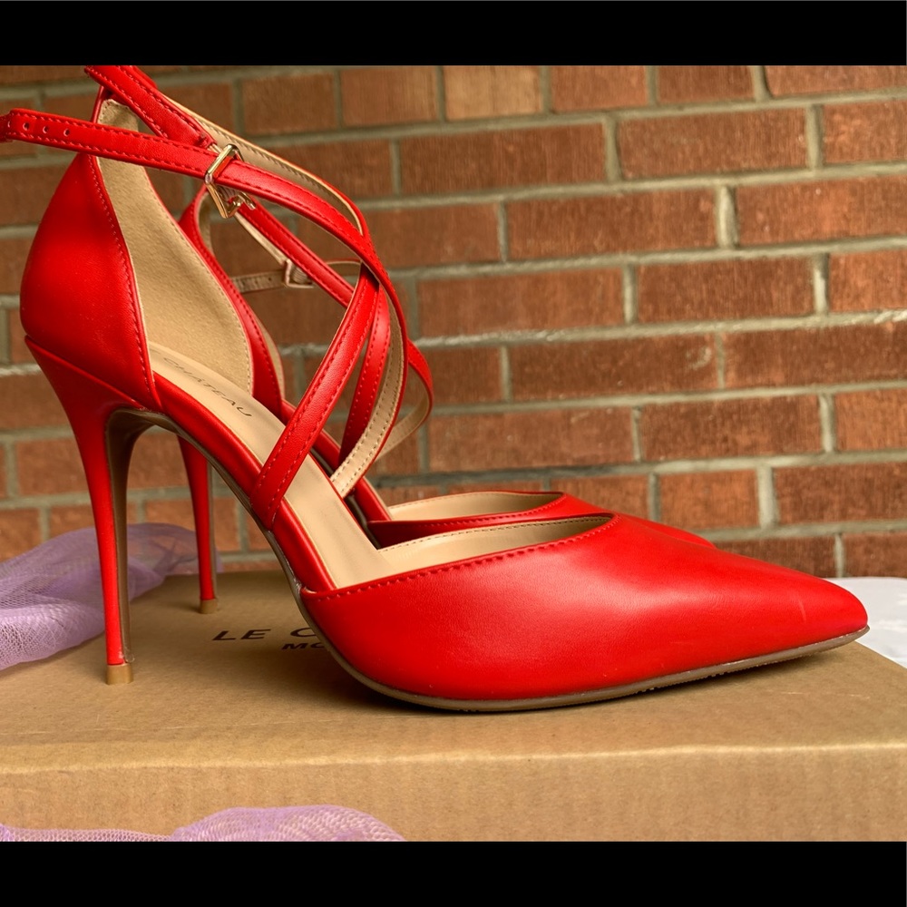 NIB🌹❤️Criss Cross Pointy Heeled Pumps